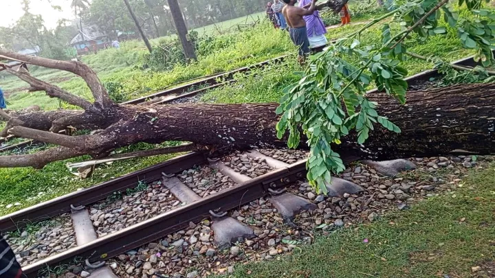 বৈরী আবহাওয়ায় বিপর্যস্ত রেলপথ, নোয়াখালী-ঢাকা ট্রেন চলাচল অচলাবস্থা